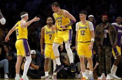 东契奇回归赛场，大胜首场状态亮眼，德国队观众沸腾！的简单介绍