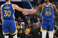  库里在巴塞罗那比赛中突破纪录,连败引发热议的是谁 